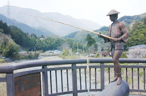 やまびこ橋の鮎釣りの像